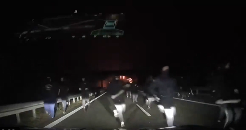  Huligani polonezi înarmaţi cu bastoane au atacat fanii echipei Rayo Vallecano pe autostradă