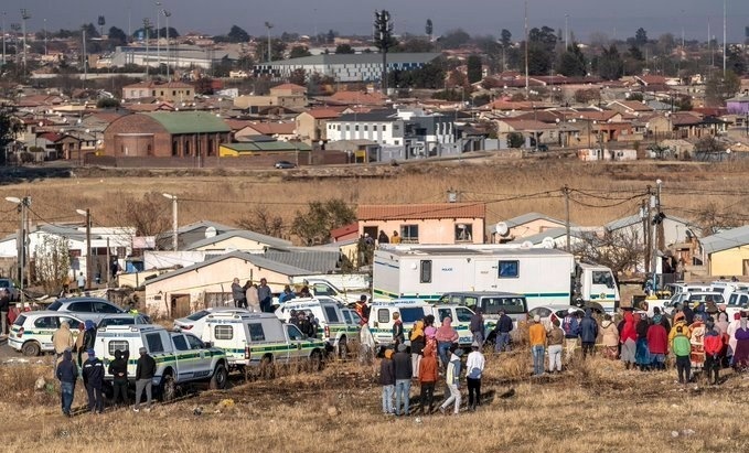 Un bărbat înarmat a ucis cel puţin 10 persoane şi a rănit alte 10 într-un atac lângă Johannesburg