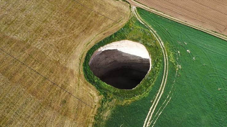 Gropi biblice în inima Turciei: pământul se deschide și înghite câmpurile fertile din Konya. Cum e posibil?