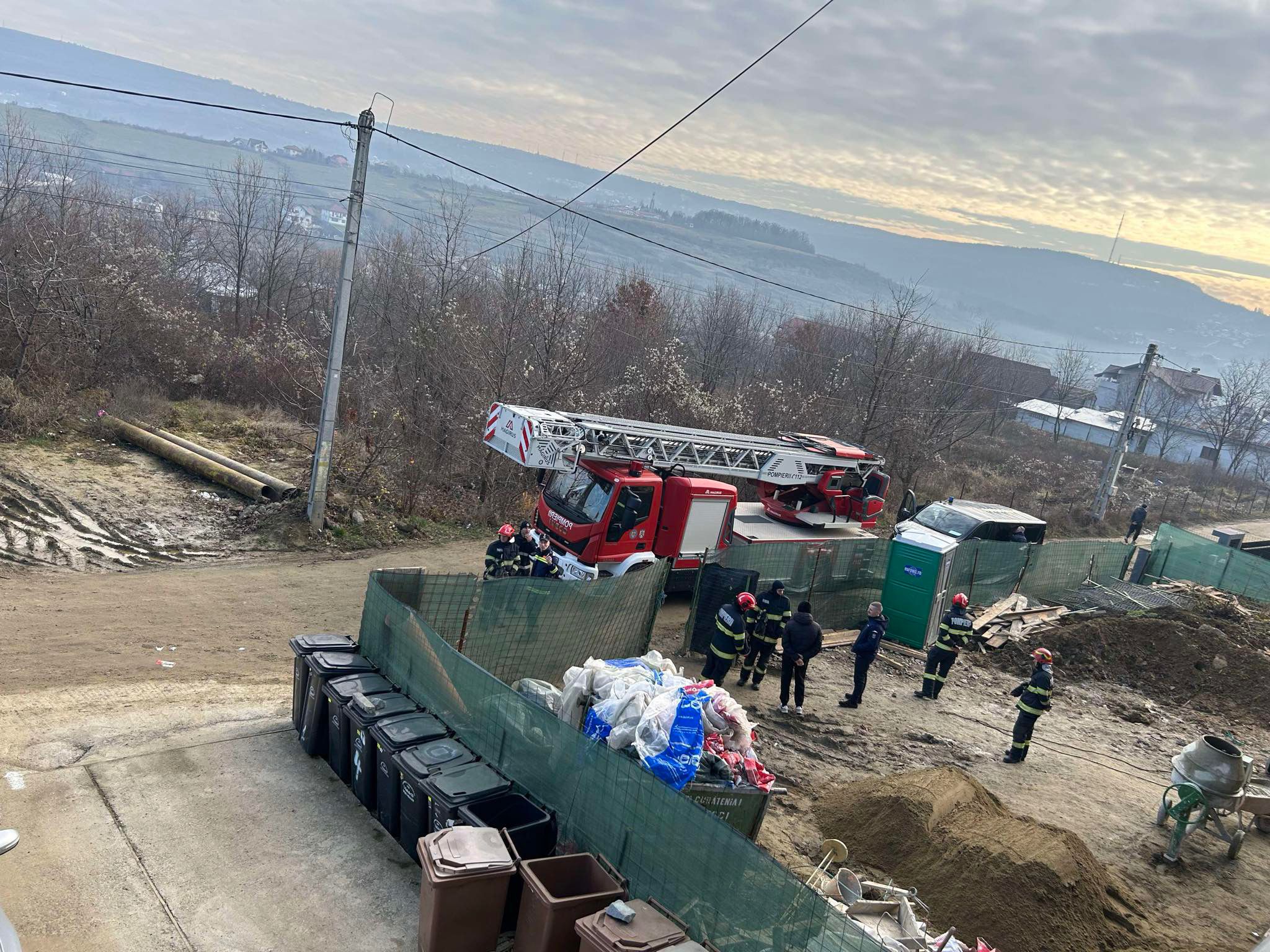 UPDATE | Un muncitor pe șantier la Vișani amenință că se aruncă de pe blocul în construcție: nu a fost plătit înainte de Sărbători