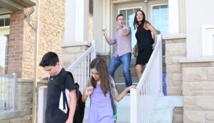 Senatul a adoptat tacit proiectul de lege care prevede o zi liberă pentru părinţi, la începerea anului şcolar