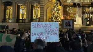 Marian Godină, surprins de o pancartă afișată la Iași, în timpul protestelor pentru independența justiției: „Bună tare asta”