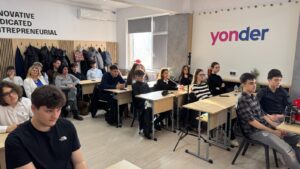 Elevii Liceului de Informatică „Grigore Moisil” din Iași primesc o nouă clasă renovată printr-un proiect dedicat educației