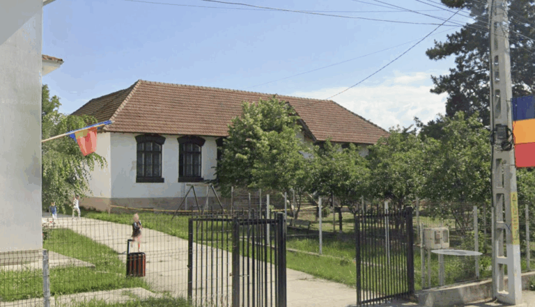 Un preot ieșean deplânge demolarea școlii din satul natal și cere reconstrucția. „Ne-ați lovit în ce a fost mai sfânt și de suflet”