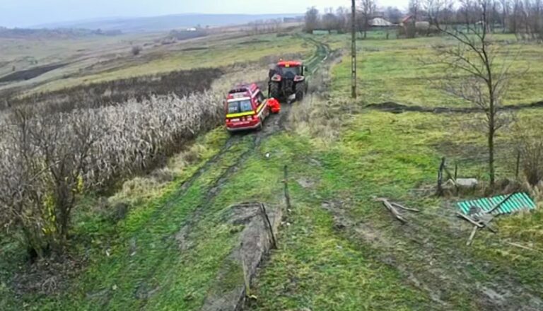 VIDEO – Ambulanță trasă de un tractor pentru a ajunge la un pacient. S-a întâmplat în județul vecin