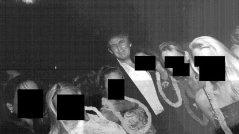 FOTO | Probleme pentru Trump: Democrații au publicat noi fotografii cu acesta, înconjurat de femei, pe insula lui Jeffrey Epstein. În imagini sunt surprinse jucării sexuale şi un prezervativ „marca Trump”