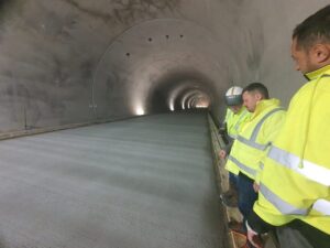 A fost finalizată turnarea betonului rutier în tunelul Curtea de Argeş de pe Autostrada Sibiu – Piteşti
