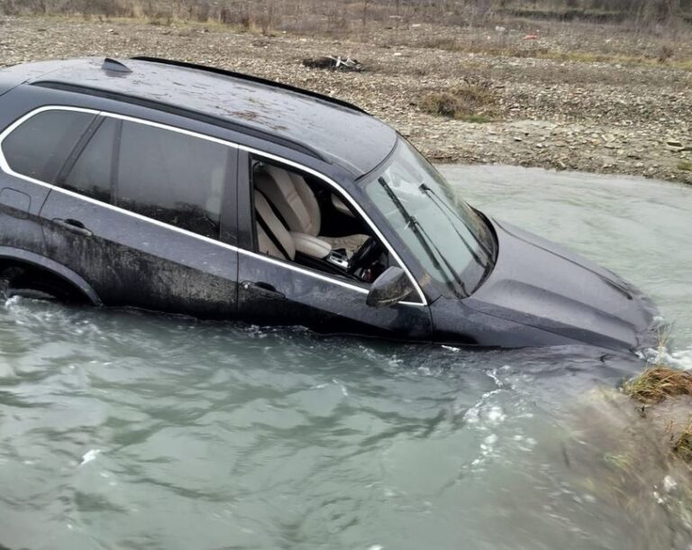 Şofer beat şi fără permis, reţinut după ce a fugit de poliţişti şi a abandonat maşina într-un râu în judeţul Neamţ