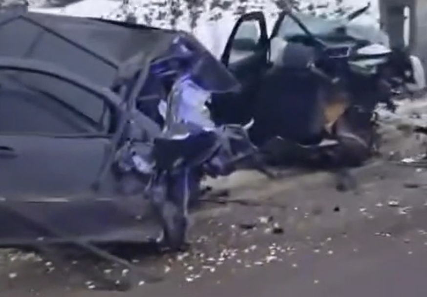 VIDEO | Minunea de noul an: a intrat cu mașina în stâlp, a rupt-o în două, motorul a sărit pe câmp, dar tânărul de 36 de ani a scăpat cu viață. Era și beat