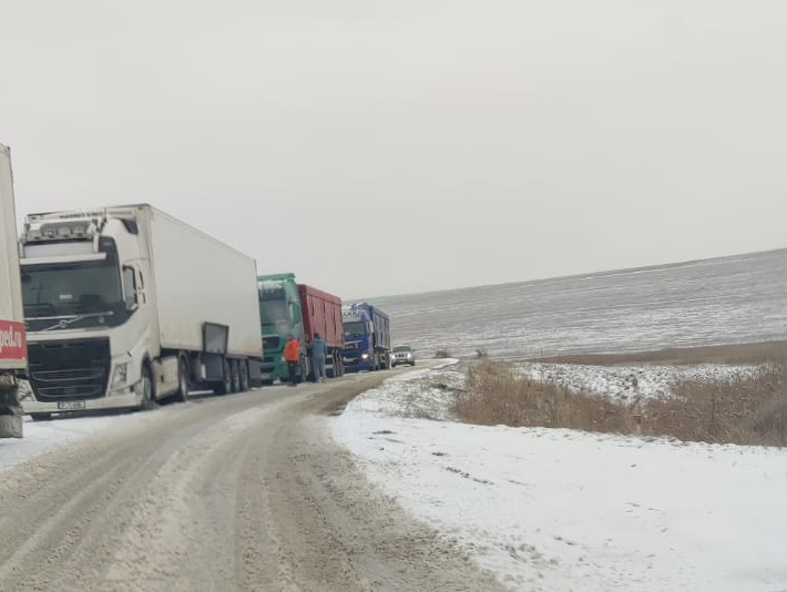 Mai multe tiruri de marfă, blocate în șir pe „drumul strategic” de la marginea orașului | FOTO/VIDEO