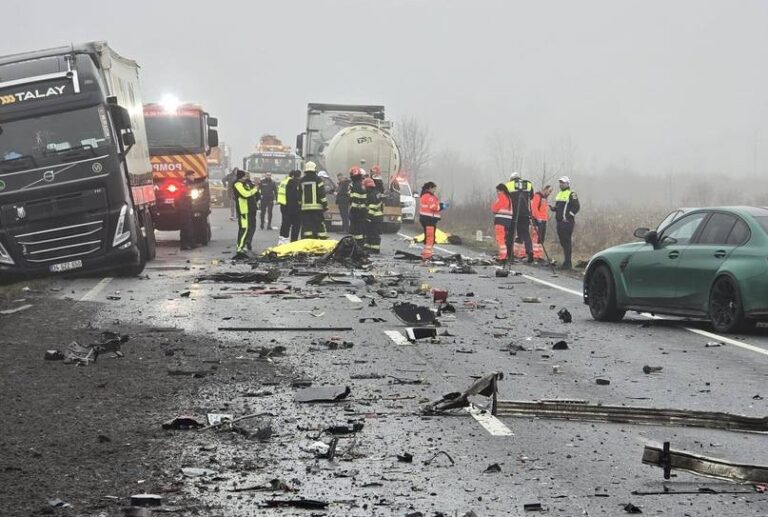 Ministrul Sănătăţii, în contact direct cu omologul din Grecia, după accidentul din judeţul Timiş / Doi dintre răniţi au 20 de ani, al treilea 28