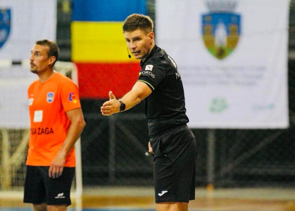  Un cunoscut medic ieșean de la „Parhon” împarte dreptatea cu fluierul la Campionatul European 2026. Este singurul român prezent aici