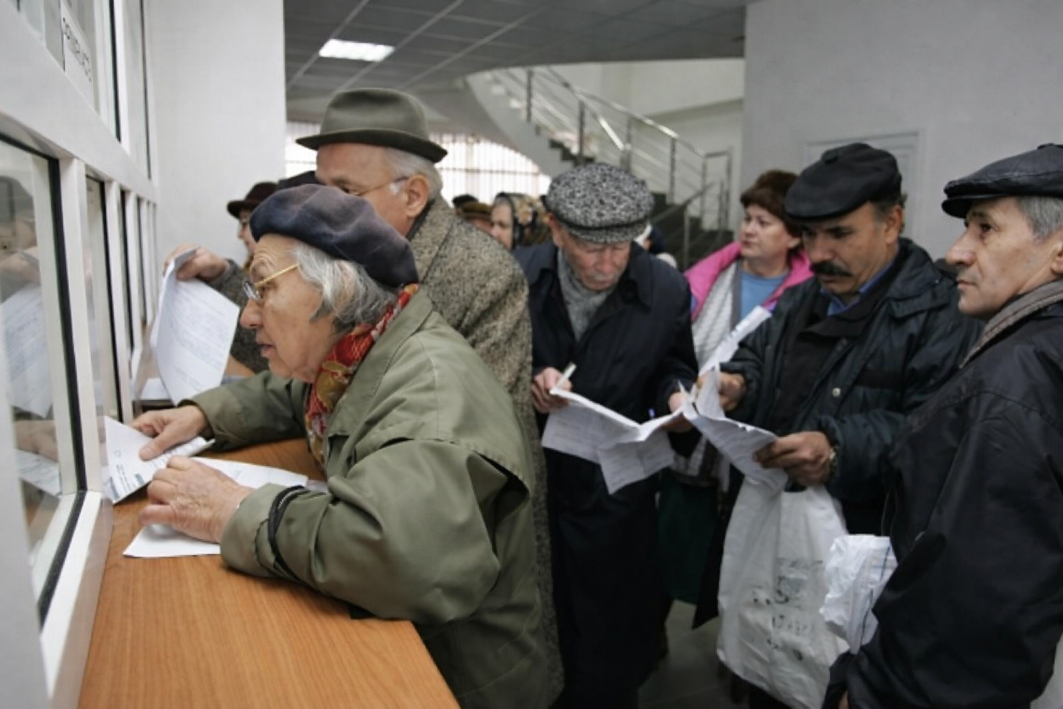 Semnătura de 100 de euro care te scapă de cozi la ghișeul Casei de Pensii. Câți români au depus cereri online anul trecut