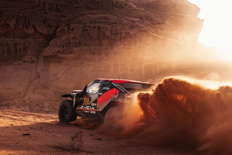 Fantastic - Dublă victorie pentru Dacia la Raliul Dakar. Mașina românească dă și primul loc în clasamentul general