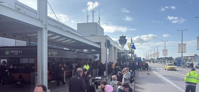 Haos pe aeroporturile din Grecia, zborurile au fost suspendate din cauza unor probleme tehnice