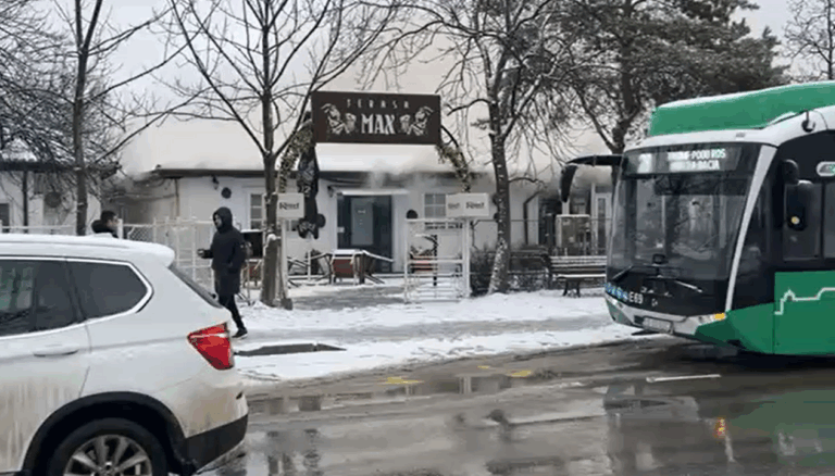 Pompierii Spitalului de Recuperare au intervenit primii la incendiul de la Max. Unitatea medicală a fost în alertă, dar nu a ajuns fum în spital