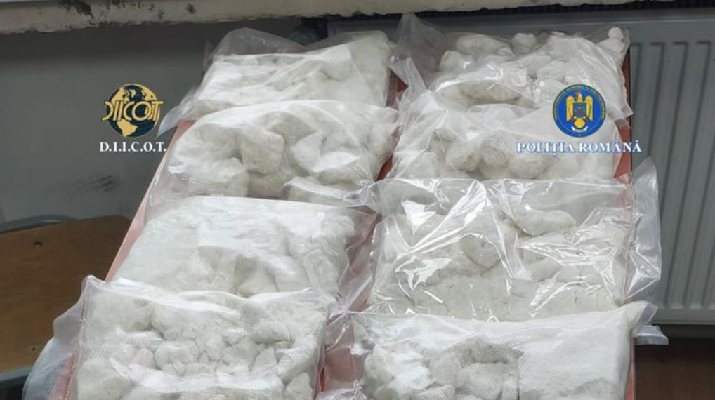  Olandez reținut după ce a fost prins cu 12 kilograme de „drog zombie”, într-un taxi din București