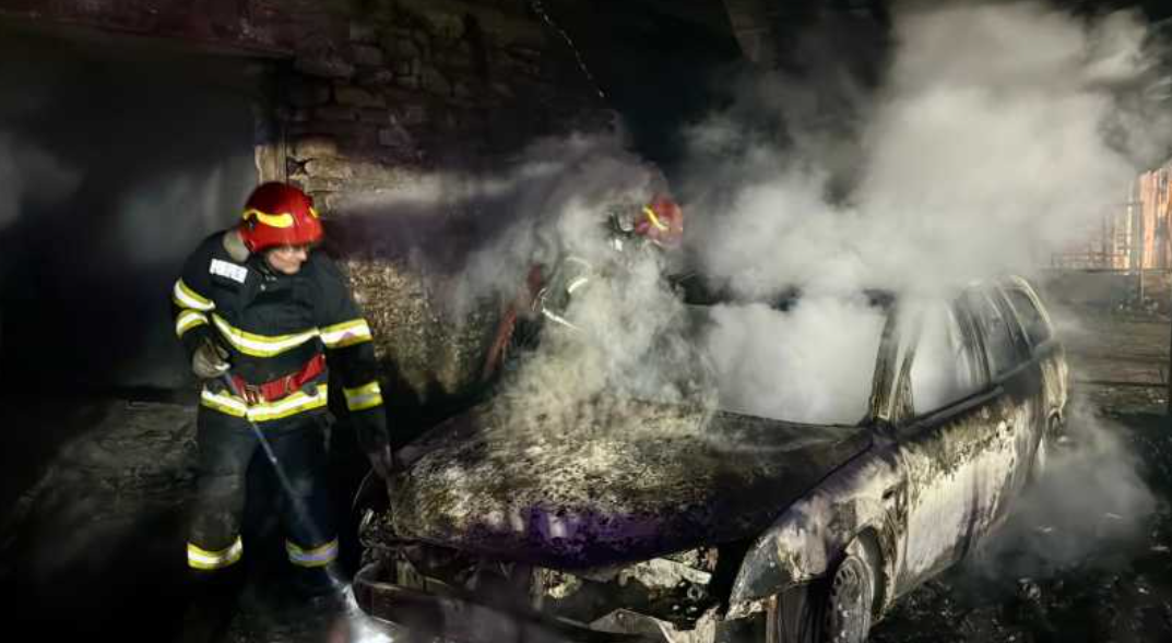 Pagube însemnate după un incendiu în Botoșani: hale și autoturisme distruse