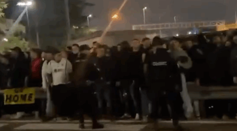 VIDEO | Situație tensionată la Valencia după ce jucătorii au fost huiduiți și un geam al autocarului a fost spart