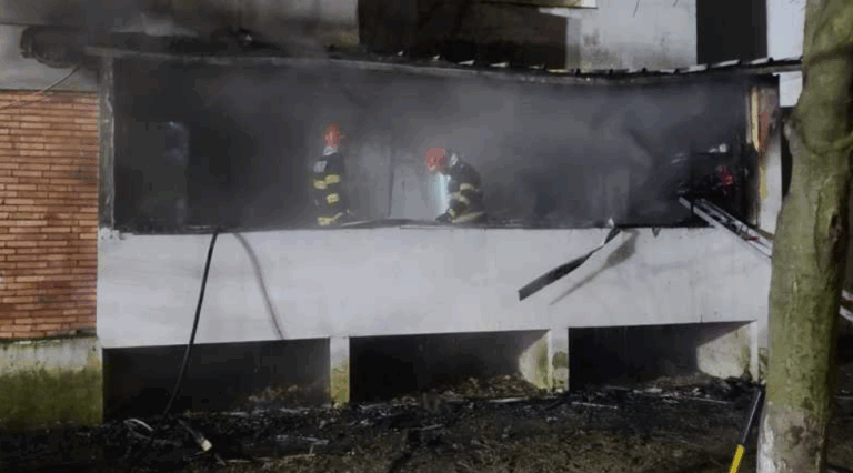 Zeci de persoane evacuate după un incendiu izbucnit într-un apartament din Bacău