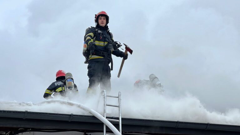 Strada blestemată - patru incendii majore în ultimii cinci ani, aproape în același loc în Iași. Blocuri evacuate, hale mistuite de flăcări, totul pe numai 400 de metri