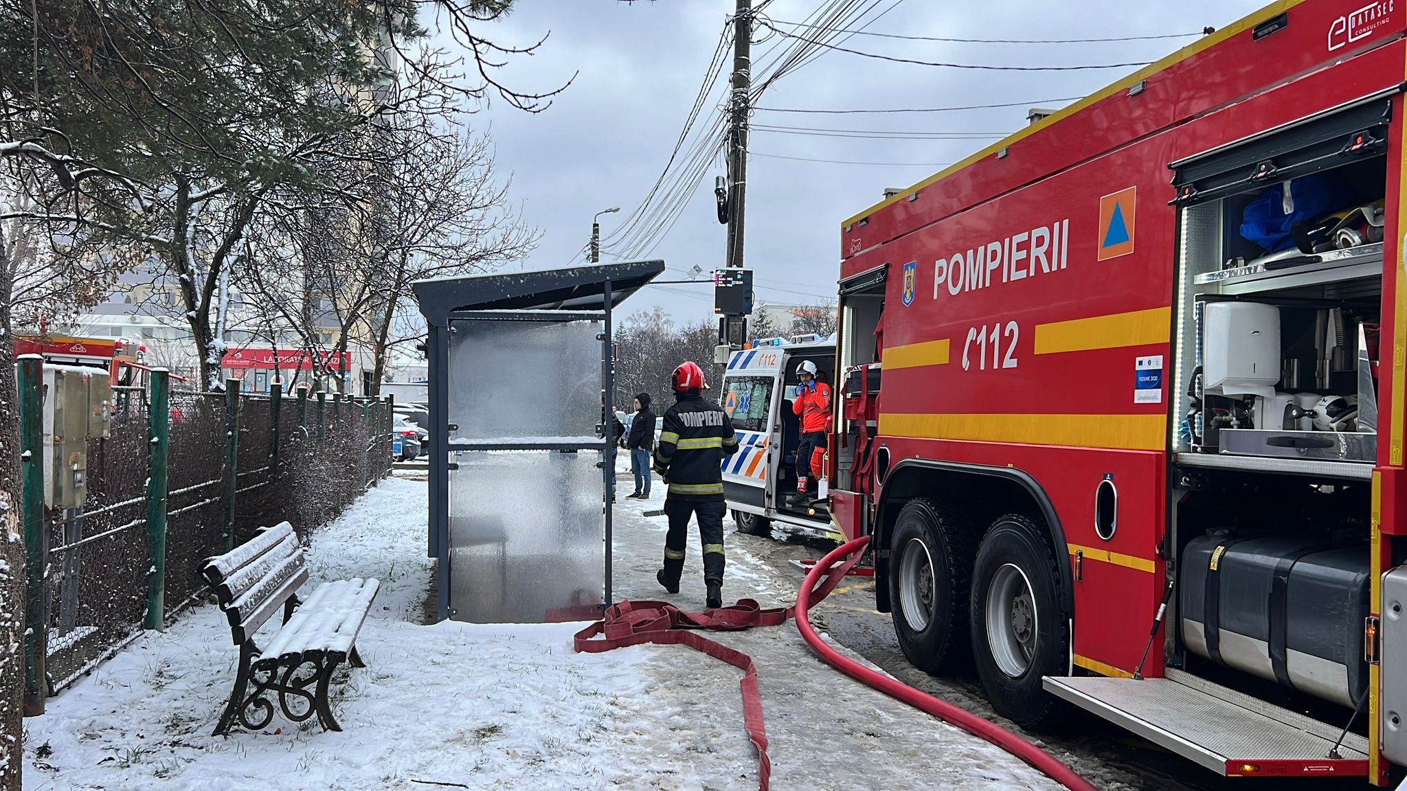 FOTO/VIDEO | Incendiu mare la un local vechi și cunoscut din Iași: pompierii se luptă acum cu flăcările, ajută și cetățenii