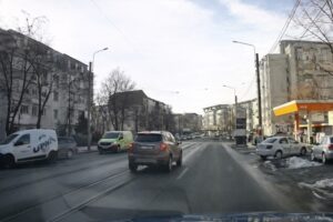 VIDEO | Accident bizar în Tătărași: o mașină a derapat pe linia de tramvai și a lovit un autoturism care circula regulamentar pe sensul opus