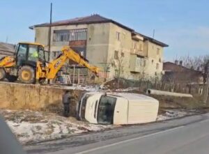FOTO/VIDEO | Incident rutier la ieșirea din Iași spre Lețcani: o dubiță s-a răsturnat