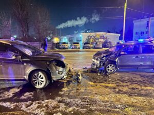 FOTO/VIDEO | Un accident grav pe malul Bahluiului, chiar în fața sediului Ambulanței: impact frontal