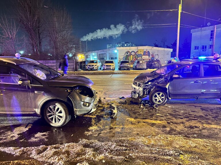 FOTO/VIDEO | Un accident grav pe malul Bahluiului, chiar în fața sediului Ambulanței: impact frontal