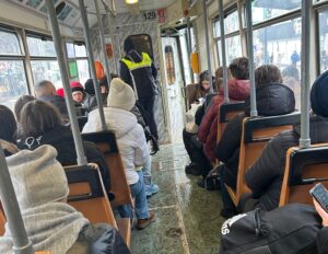 FOTO/VIDEO | Blocaj pe strada Vasile Lupu, după ce o femeie a fost rănită într-un tramvai