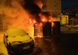 Incendiu la un punct de colectare selectivă a deșeurilor din Iași | FOTO