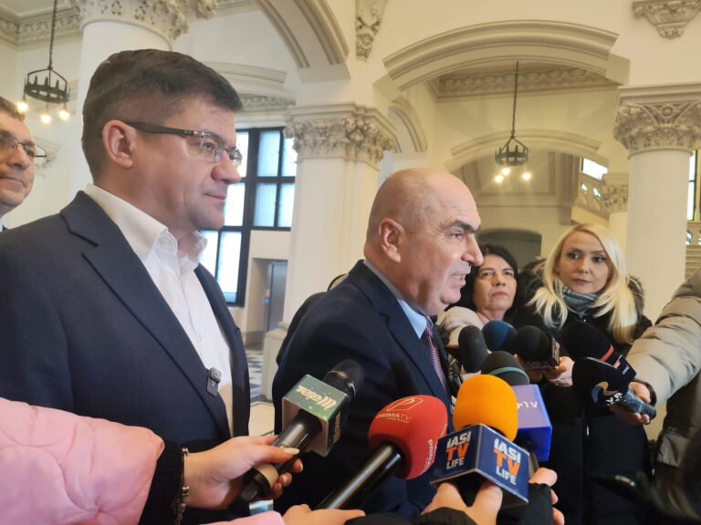 „Să fiți pregătiți pentru încă 2-3 ani dificili!”. Ce le-a spus Bolojan primarilor ieșeni la ședința cu ușile închise de ieri de la Palatul Culturii