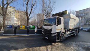 Cum va funcționa așa-numita „Revoluție de la pubele”, finanțată prin PNRR? În trei luni, toți ieșenii vor duce gunoiul la ghenă doar cu cardul