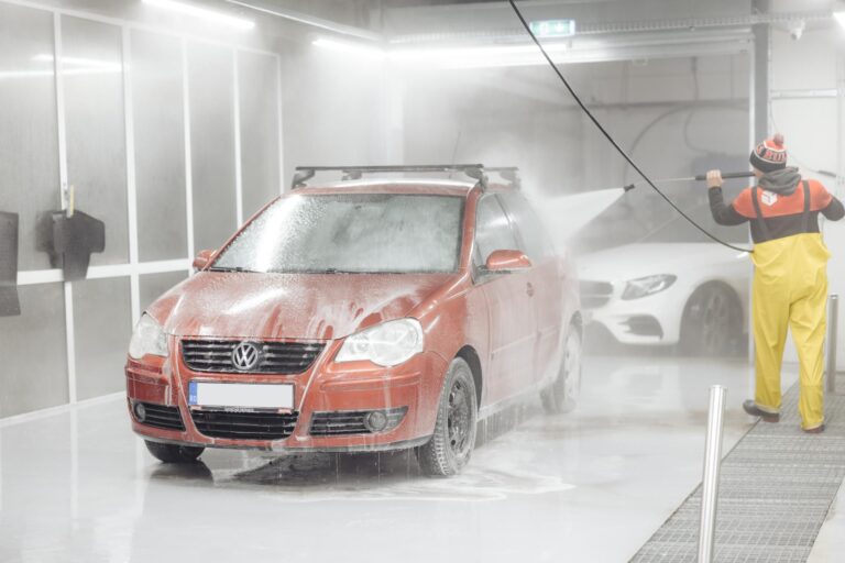 Unde îți poți spăla mașina iarna pe ger în Iași fără să pleci cu gheață pe caroserie? Iată câteva oferte, dar costurile sunt peste prețul obișnuit