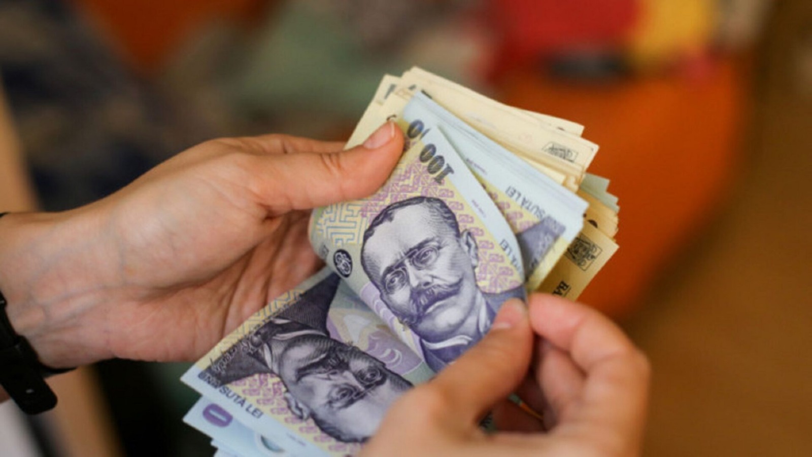 Zeci de profesori navetiști din județul Iași nu și-au primit banii de navetă. USLIP reclamă restanțe în mai multe comune