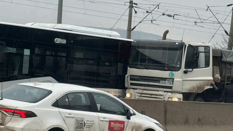 FOTO | Accident între un autobuz și un camion în zona Popas Păcurari