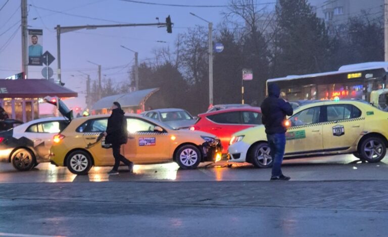 FOTO Două accidente rutiere în Iași: o minoră a fost lovită pe trecerea de pietoni, tamponare în Nicolina