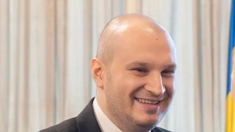 Defapt.ro: Marioneta pe mâna căreia România lasă 10 miliarde de euro din fondurile SAFE: cărător de geantă al lui Radu Oprea (PSD), cu dosar la DNA