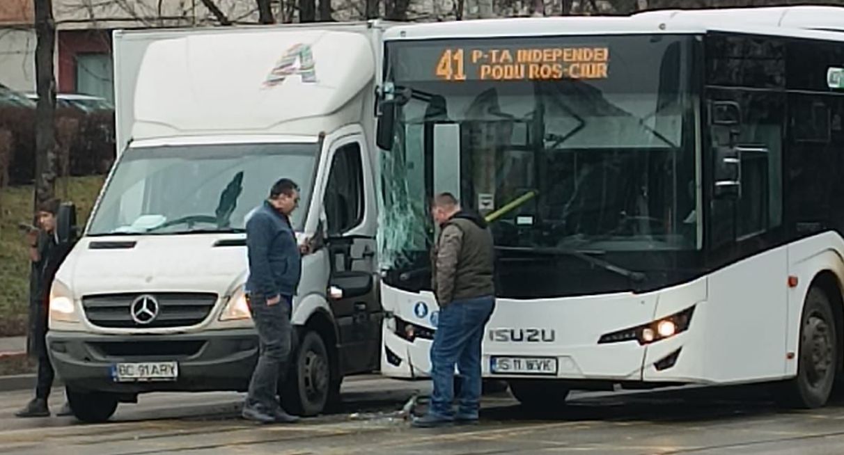 Șoferii ieșeni nu au făcut față vremii ploioase. Trei accidente, dintre care unul grav, doar în această după-amiază FOTO/VIDEO