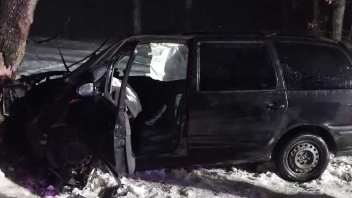  Accident grav la Botoșani. Șapte persoane au fost rănite după ce mașina în care se aflau a intrat într-un copac