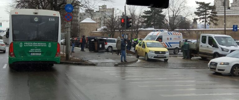 Accident în parcarea de la Golia – O ambulanță, la fața locului (FOTO)