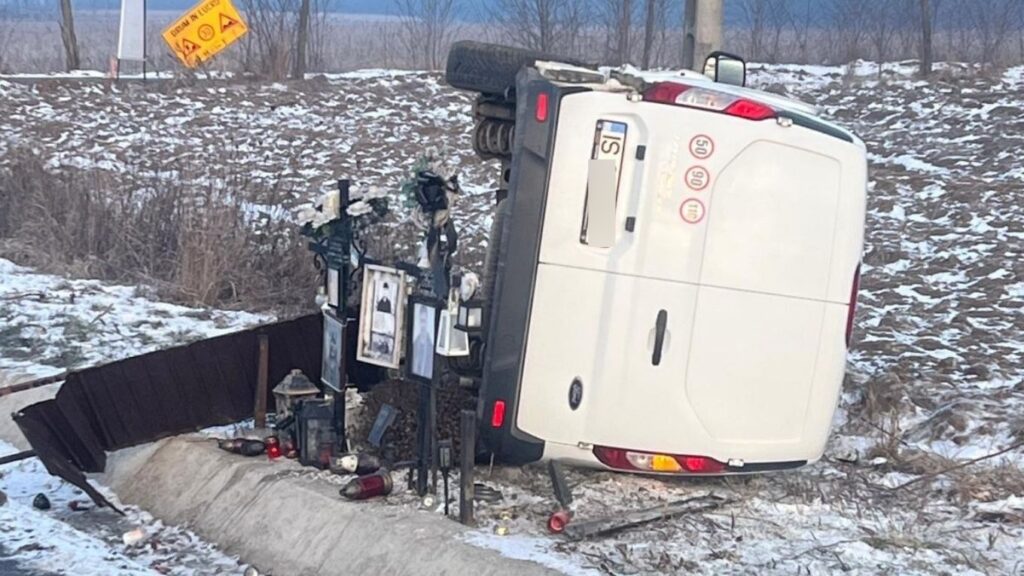  O autoutilitară cu numere de Iași s-a răsturnat după o coliziune pe E58