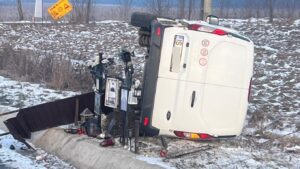 O autoutilitară cu numere de Iași s-a răsturnat după o coliziune pe E58