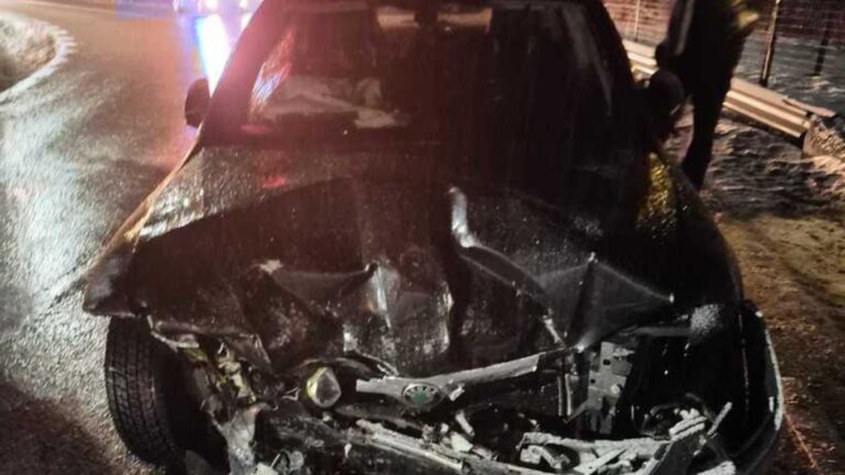 Accident cu cinci victime la Neamț. O maşină a intrat pe sensul opus şi a lovit un alt autoturism