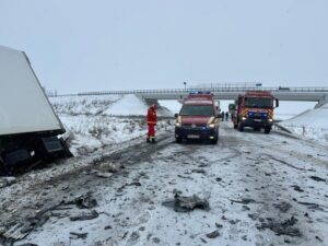 Timișoara: Un bărbat de 31 de ani a murit după ce a intrat cu maşina într-un TIR