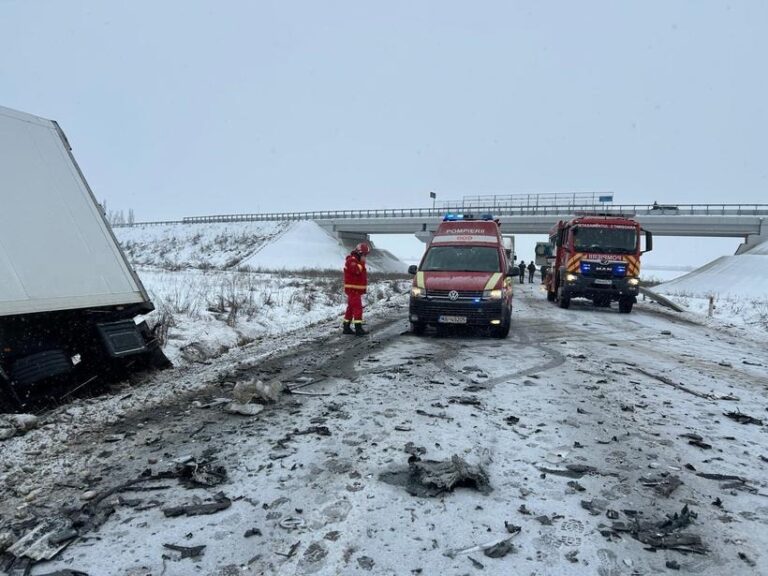 Timișoara: Un bărbat de 31 de ani a murit după ce a intrat cu maşina într-un TIR