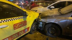Accident în Alexandru cel Bun: Un taxi a derapat și a lovit două mașini parcate