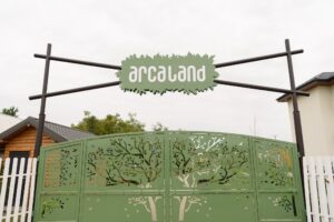 Mai poate funcționa sub numele ARCA ranch-ul construit la Sculeni de Costel Alexe? Decizia instanței, după ce un om de afaceri din Bacău a cerut interzicerea utilizării mărcii