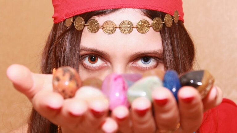 Evoluția prețurilor aurului pe bursele mondiale lovește dur și în comunitățile rome din Iași. Bulibașii din Grajduri și Hârlău: ,,Trebuie lemne acum, nu aur”